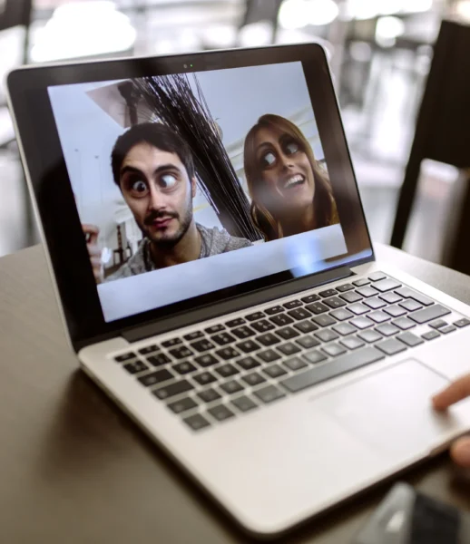 funny-photography-of-young-couple-on-display-of-la-2024-09-21-18-11-58-utc