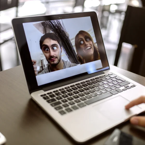 funny-photography-of-young-couple-on-display-of-la-2024-09-21-18-11-58-utc
