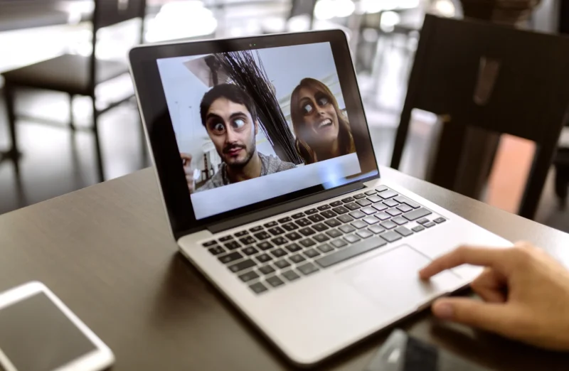 funny-photography-of-young-couple-on-display-of-la-2024-09-21-18-11-58-utc